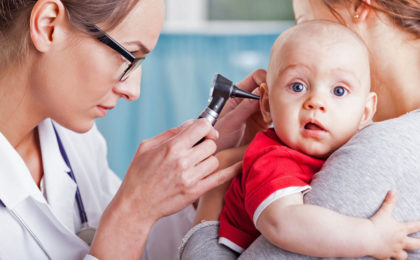 Baby mit Mittelohrentzündung beim Kinderarzt
