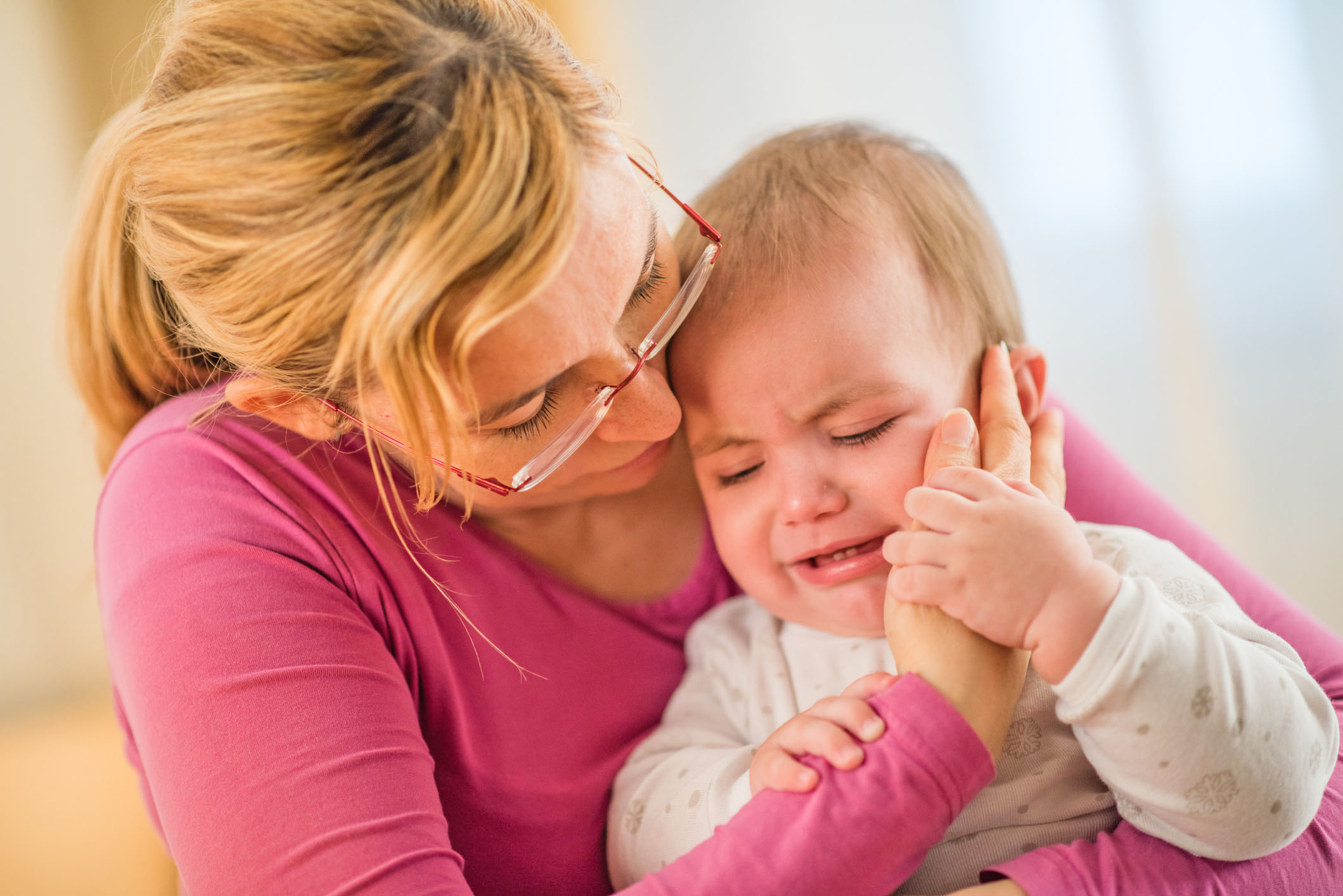 Baby mit Mittelohrentzündung weint