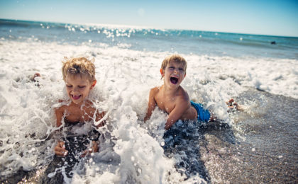 Baden im Meer kann bei Kindern Entzündungen im Gehörgang hervorrufen