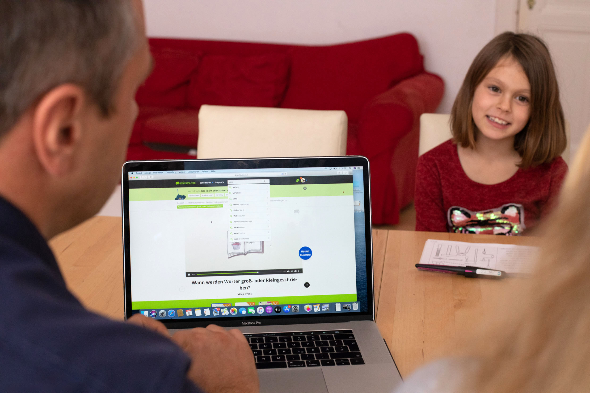Familie entdeckt die Vorteile digitaler Lernplattformen