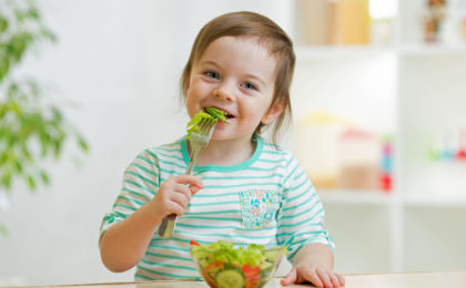 Kind isst Gemüse und Obst